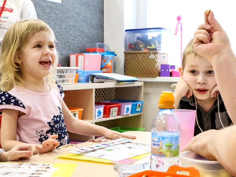 7 راه برای اینکه به کودک خود بگویید اوتیسم چیست؟ 2 اوتیسم چیست,اوتیسم چه زمانی به فرزندانتان بگویید که اوتیسم دارد+عکس کودکان اوتیسمی