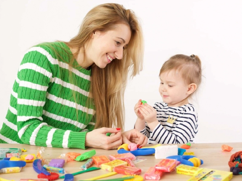 افرادی که می توانند مهارت های اجتماعی را به اختلال اوتیسم آموزش دهند